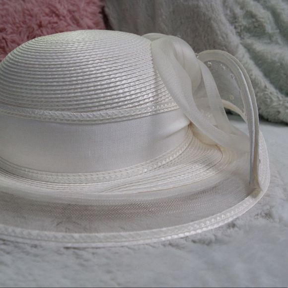 Vintage white woven mesh hat with crystal decorations and bow with accents - Picture 8 of 15